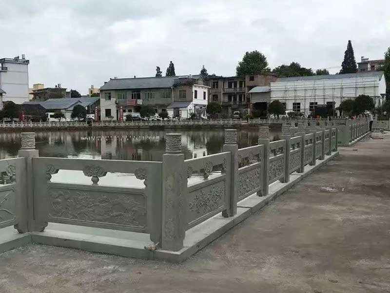 湖边石栏杆