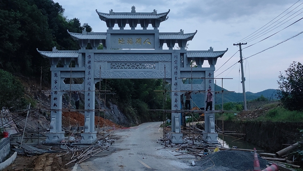 天然石头山门